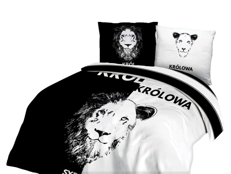 Lamp on wooden table next to a blue and white bed in bedroom int Pościel bawełniana 61499/1 160x200 PANELOVE (promocja)